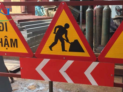 DỊCH VỤ LẮP ĐẶT BIỂN BÁO CÔNG TRÌNH TẠI CÔNG TY TKT