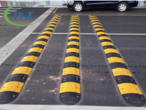 LẮP ĐẶT GỜ GIẢM TỐC CAO SU CHẤT LƯỢNG TẠI CÔNG TY TKT