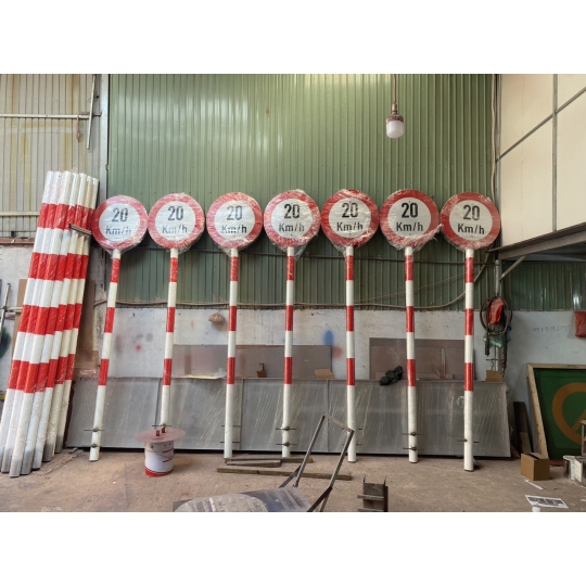 Trụ biển báo tốc độ
